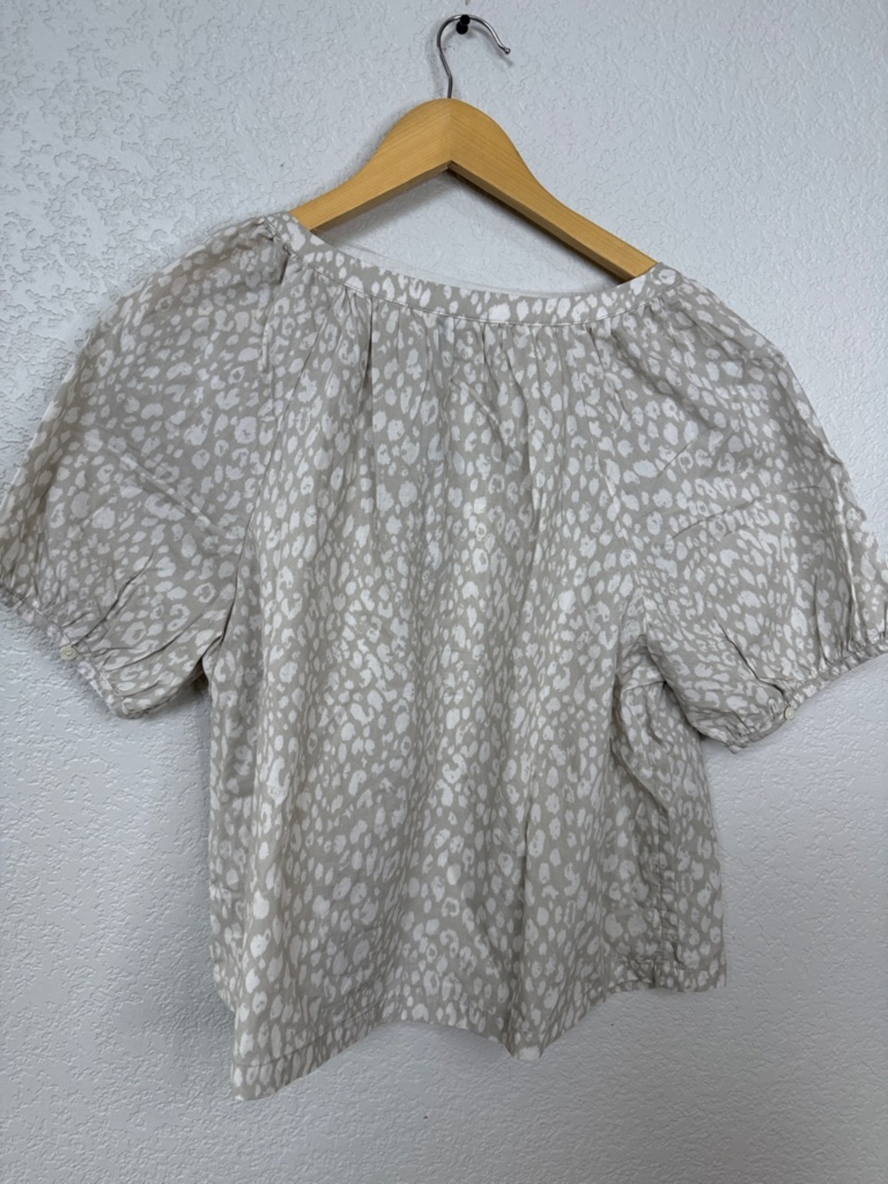 Universal Thread Puff Sleeve Blouse Beige Cream size Womens Medium NWT - Picture 7 of 7